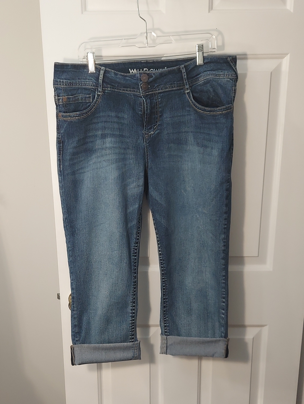 Wallflower Women's Mid Wash Cropped Jeans - Blue